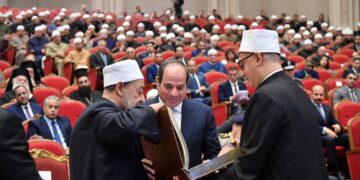 Al Azhar Grand Imam presents Sisi with copy of holy Quran