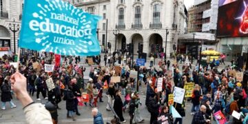 Teachers in England reject pay offer, announce further strikes