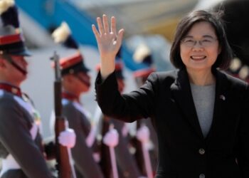 Taiwan says 10 Chinese aircraft crossed Taiwan Strait median line