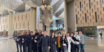 Chinese team visits tourist hotspots
