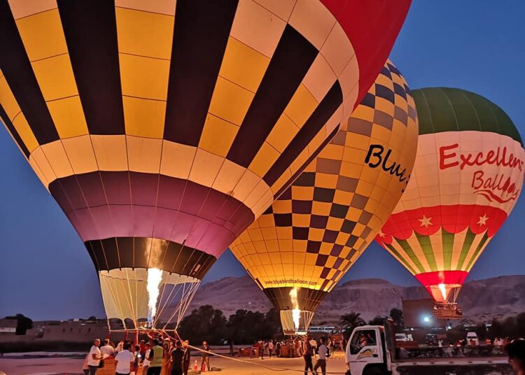 56 hot air balloons fly over Luxor, carrying 1,500 tourists 1 - Egyptian Gazette