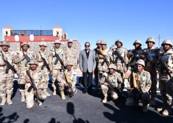 President shares Iftar banquet with personnel of east Suez Canal checkpoints