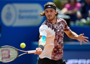 Tsitsipas sweeps into Barcelona semi-final