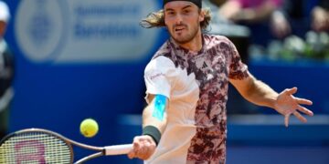 Tsitsipas sweeps into Barcelona semi-final
