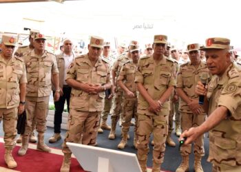 Defence minister meets top military brass generals at Moshir Tantawi base