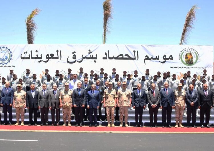 Sisi poses for photo op with workers of potato factory in East Owainat 1 - Egyptian Gazette