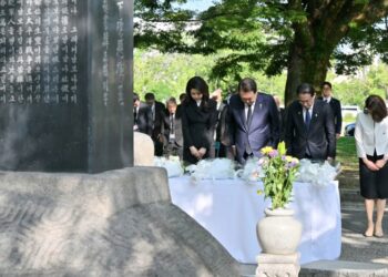 Japan, South Korea leaders in historic Hiroshima visit