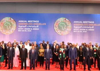 Sisi poses for photo op with participants in meetings of African Development Bank Group