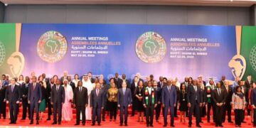 Sisi poses for photo op with participants in meetings of African Development Bank Group