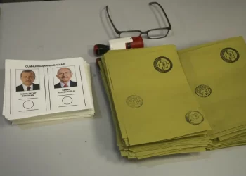Voters in Turkey choose between Erdogan and Kilicdaroglu in presidential runoff