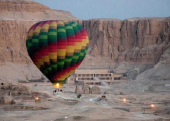 55 balloons fly over Luxor to ferry 1,500 tourists