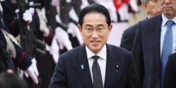 Japanese PM arrives in South Korea for landmark summit