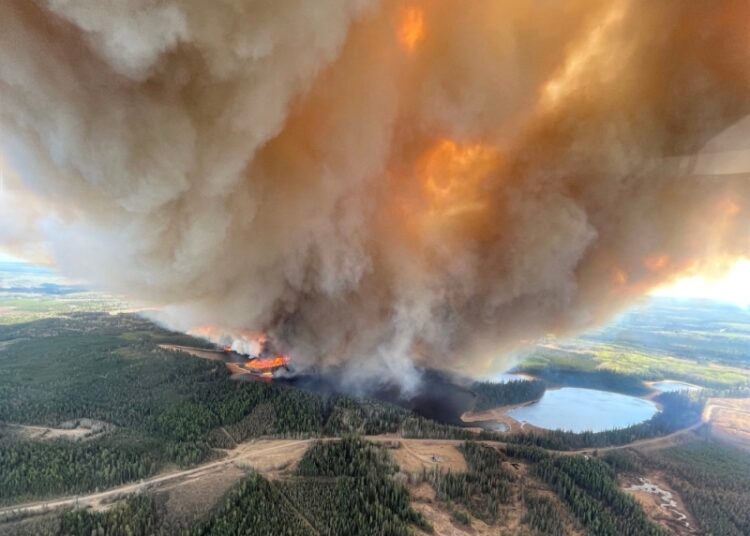 Out-of-control wildfires in western Canada forces 25,000 people to flee homes 1 - Egyptian Gazette