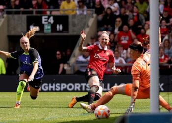 Man Utd stuns Spurs to stay top of WSL