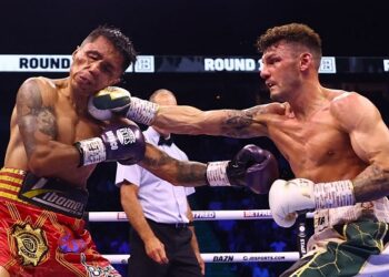 Wood regains WBA featherweight title