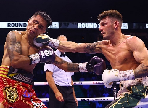 Wood regains WBA featherweight title 1 - Egyptian Gazette Leigh Wood (R) gained revenge on Mauricio Lara by unanimous points decision as he regained the WBA featherweight title with an impressive display.