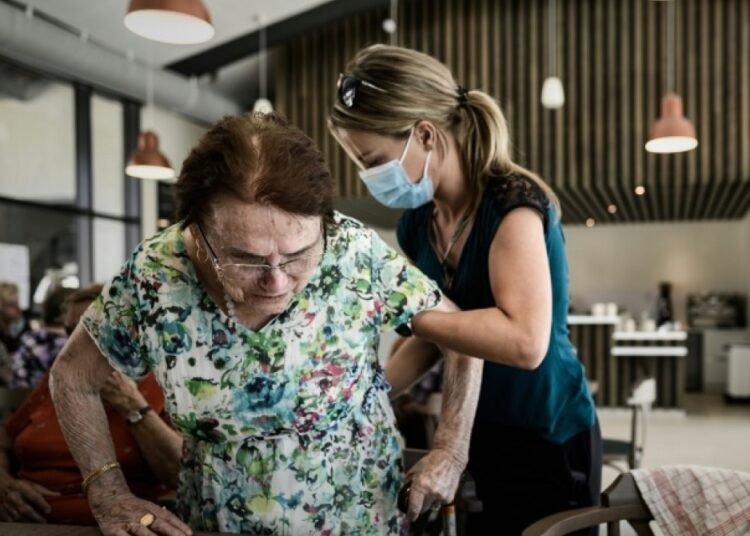 Alzheimer's drug reduces cognitive decline 1 - Egyptian Gazette A volunteer attends to Alzheimer's patients at a center in Dax, southwestern France