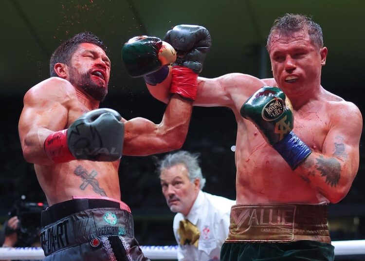 Canelo Alvarez (R) fights John Ryder in a super middleweight title boxing match in Guadalajara, Mexico.
