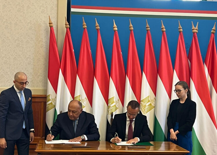 FM Shoukri and his Hungarian counterpart, Péter Szijjártóin signing an MoU on co-operation in the field of agricultural quarantine and phytosanitary.