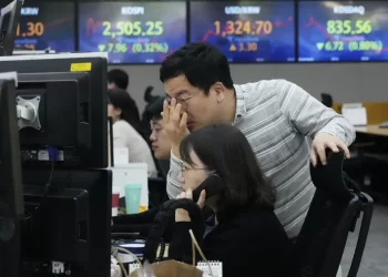 Global shares decline ahead of reports