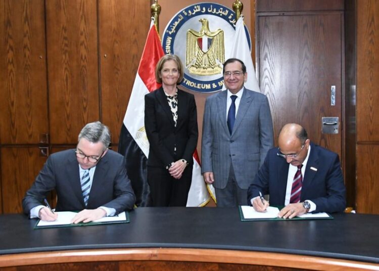 Minister Tarek el-Mulla and Norwegian Ambassador in Cairo Hilde Klemetsdal attending the signing of a contract to establish a green methanol production plant in Damietta port.