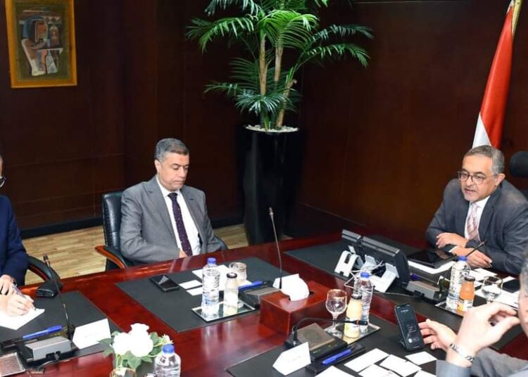More focus on Japanese
investment in auto industry 1 - Egyptian Gazette CEO of the General Authority for Investment and Free Zones Hossam Heiba during his meeting with John Karobi, head of the Japanese side in the Egyptian-Japanese Business Council on Tuesday.