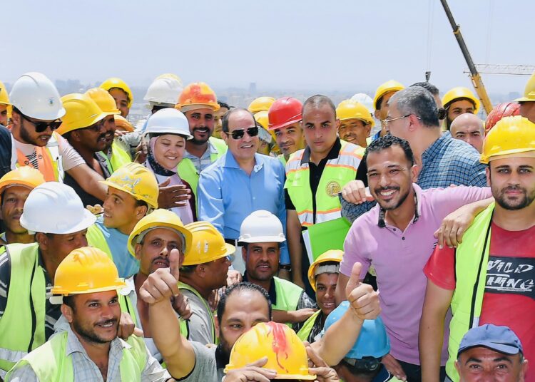 Sisi: New roads, axes aim at easing traffic congestion 2 - Egyptian Gazette Sisi: New roads, axes aim at easing traffic congestion 1 - Egyptian Gazette