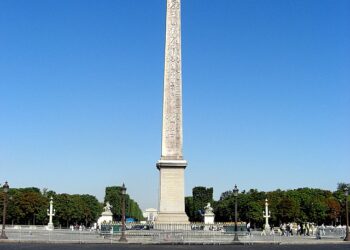 Egyptian Amb. participates in placing gold-leafed pyramid cap to top of Luxor obelisk