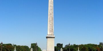 Egyptian Amb. participates in placing gold-leafed pyramid cap to top of Luxor obelisk