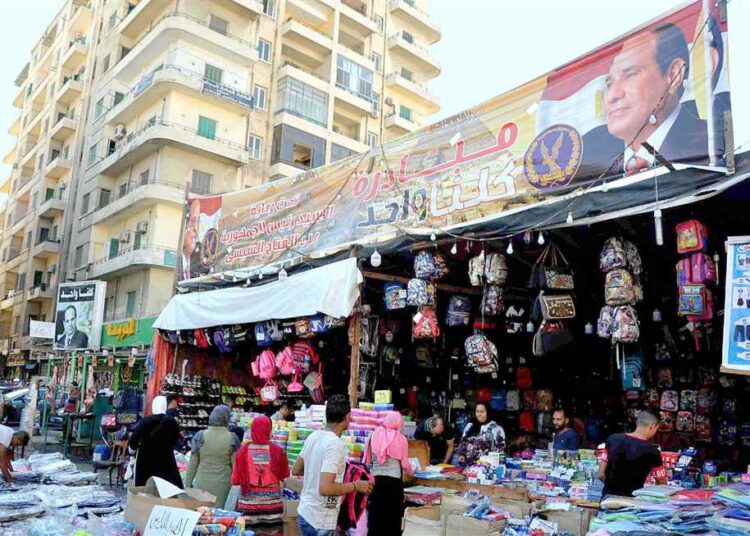 Citizens continue to converge on 'We are all one' initiative to buy cheap goods 2 - Egyptian Gazette Citizens continue to converge on 'We are all one' initiative to buy cheap goods 1 - Egyptian Gazette
