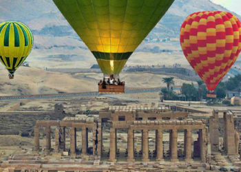 35 hot air balloons fly over Luxor, carrying 790 tourists