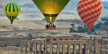 35 hot air balloons fly over Luxor, carrying 790 tourists