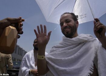 As temperatures climb, pilgrims ascend Mount Arafat for Haj climax