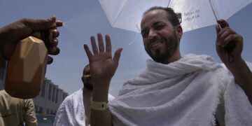 As temperatures climb, pilgrims ascend Mount Arafat for Haj climax