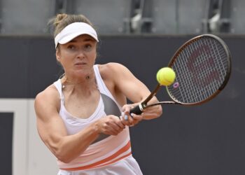 Svitolina stays on track at French Open