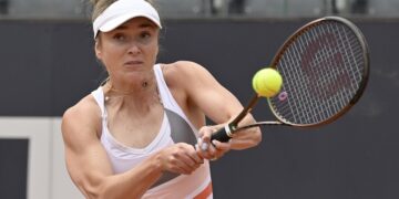 Svitolina stays on track at French Open