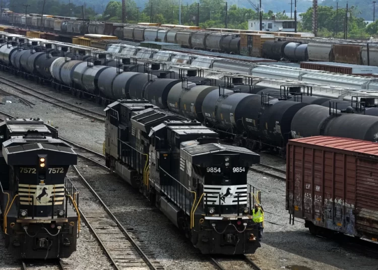 States clamp down on freight trains, fearing derailments and federal gridlock 1 - Egyptian Gazette