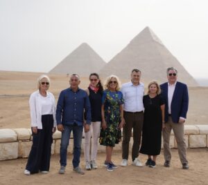 Jill Biden visits Giza Plateau 4 - Egyptian Gazette Jill Biden visits Giza Plateau 3 - Egyptian Gazette
