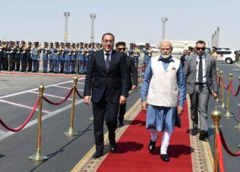 PM welcomes Indian PM at Cairo airport