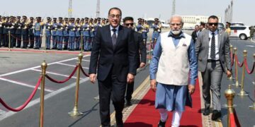 PM welcomes Indian PM at Cairo airport