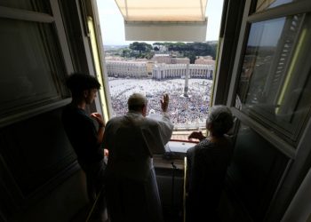 Pope urges world leaders to do more to tackle climate change