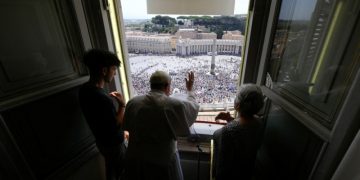 Pope urges world leaders to do more to tackle climate change