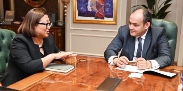 Minister: Gov’t keen on luring int’l companies to localize vehicles’ industry and its feeder industries
