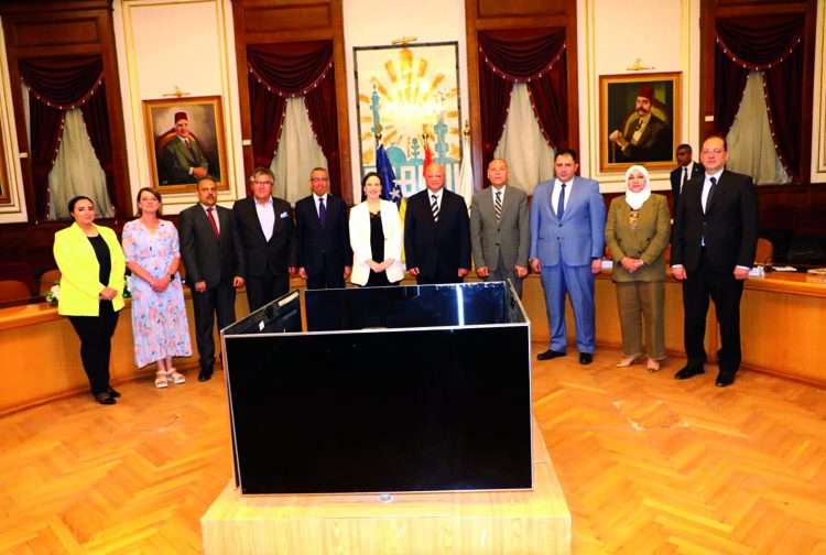 Cairo Governor Khaled Abdel-Aal and Benjamina Karić, Mayor of Sarajevo, following the signing of the agreement on Sunday.