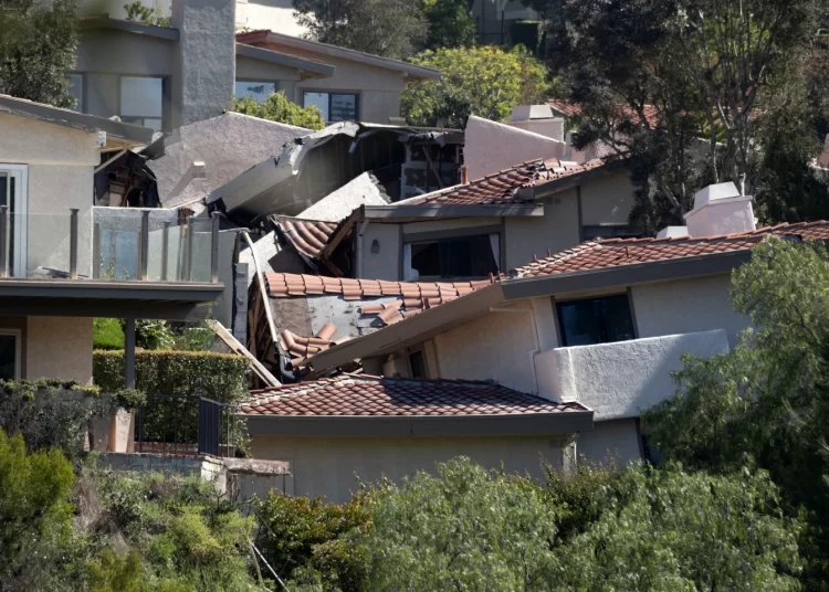 Landslide tears apart luxury homes on Southern California’s Palos Verdes Peninsula 1 - Egyptian Gazette