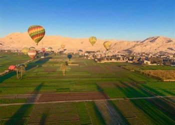 33 hot air balloons fly over Luxor, carrying 670 tourists