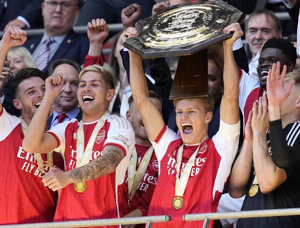 Arsenal beats Man City to snatch Community Shield 1 - Egyptian Gazette Arsenal's players pose with the trophy after winning the English FA Community Shield final.