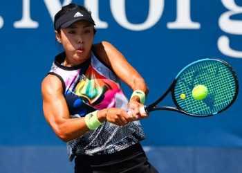 Hibino upsets Noskova for Prague title