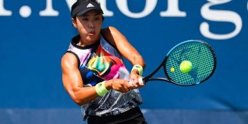 Hibino upsets Noskova for Prague title