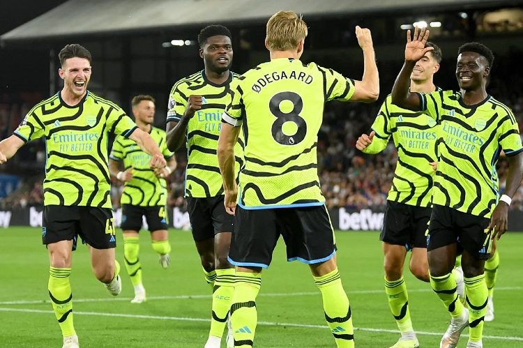 EPL: Arsenal beats Palace 1-0 1 - Egyptian Gazette Arsenal’s players celebrate after Martin Odegaard scores against Crystal Palace.